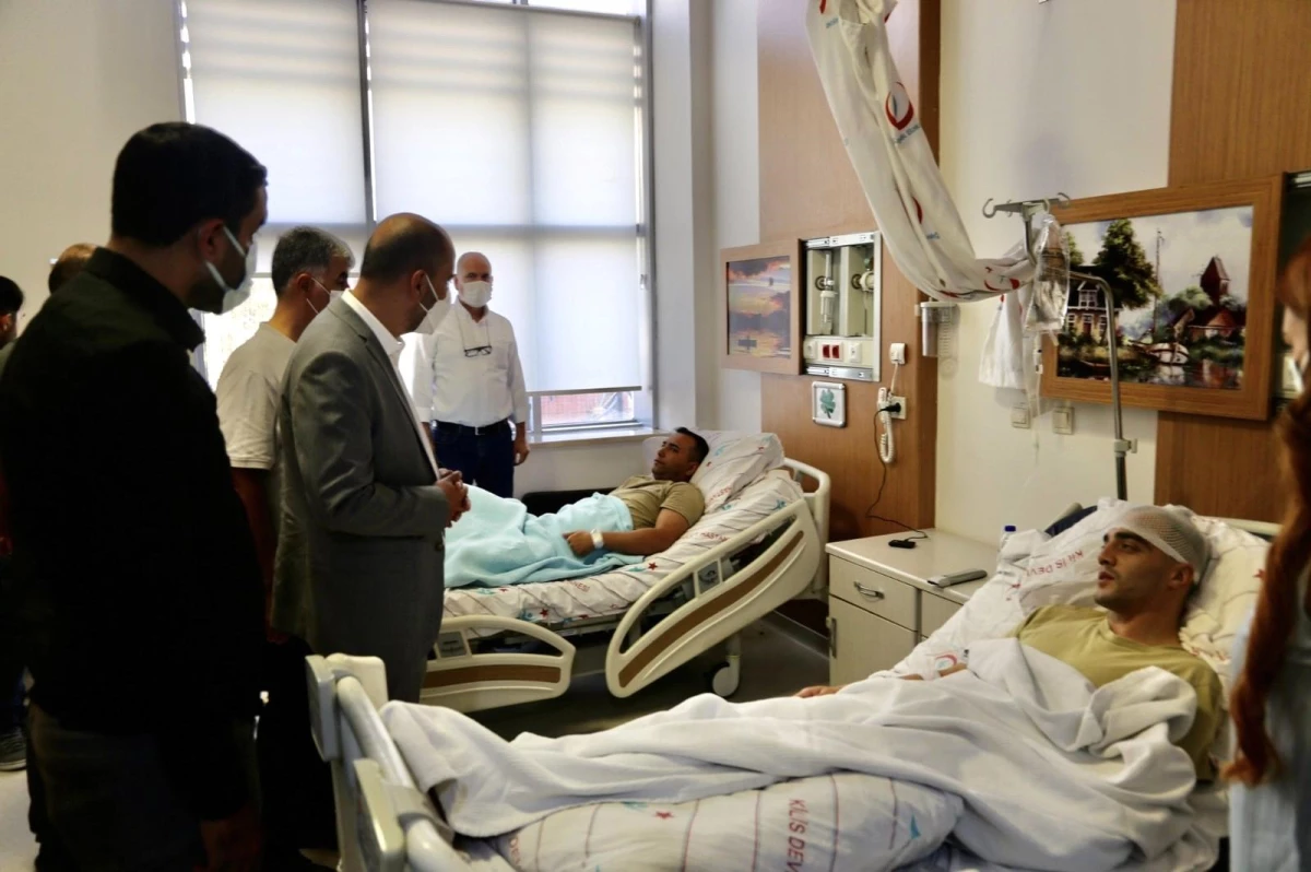 Karataş, El-Bab\'da yaralan askerleri ziyaret etti
