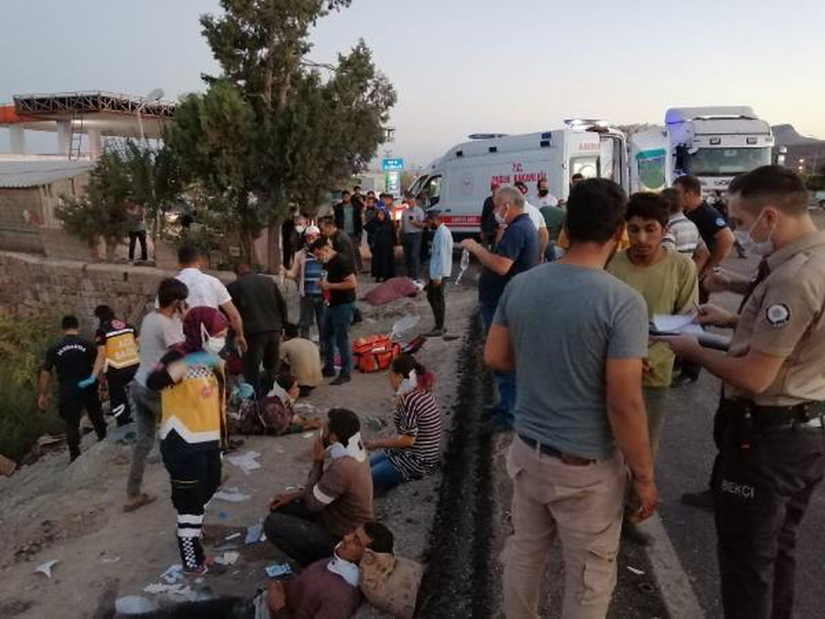 Kayseri\'de TIR\'ın çarptığı işçi servisinde yaralanan kadın kurtarılamadı