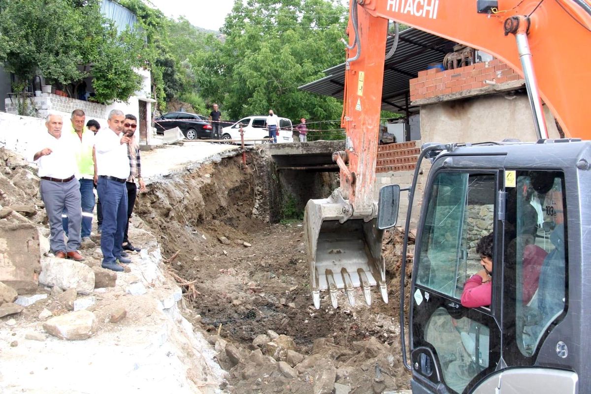 Koçarlı\'da dere ıslahı çalışmaları sürüyor