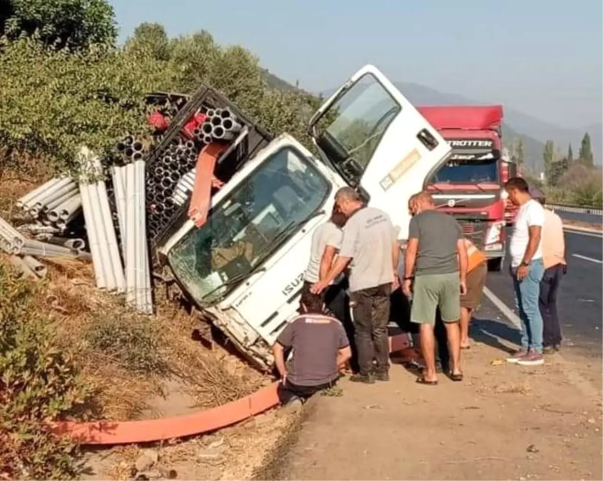 Kontrolden çıkan kamyon şarampole devrildi