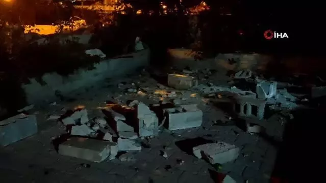 Kontrolden çıkan otomobil 2 evin bahçe duvarına çarptı: 1 yaralı Kontrolden çıkan otomobil 2 evin bahçe duvarına çarptı: 1 yaralı