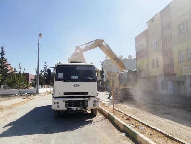 Mardin'de belediye Kızıltepe'deki Stadyum Caddesi'nde asfaltlama çalışması başlattı
