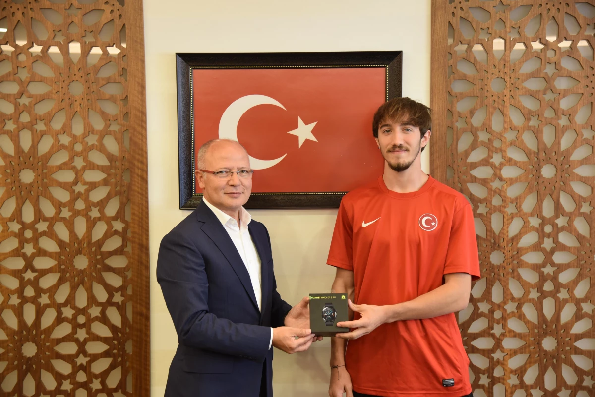 Milli atlet Berke Akçam, AK Parti Bursa İl Başkanı Davut Gürkan\'ı ziyaret etti