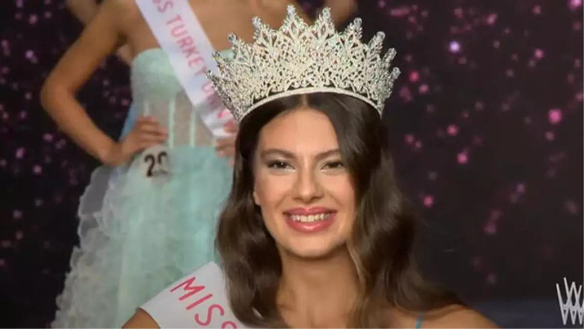 Miss Turkey 2021 birincisi seçilen Dilara Korkmaz tacını taktı