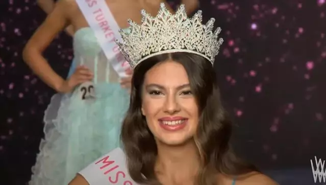 Miss Turkey 2021 birincisi seçilen Dilara Korkmaz tacını taktı Miss Turkey 2021 birincisi seçilen Dilara Korkmaz tacını taktı