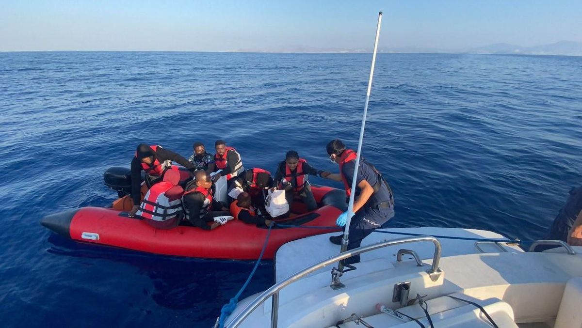 Muğla\'da Türk kara sularına itilen 26 düzensiz göçmen kurtarıldı
