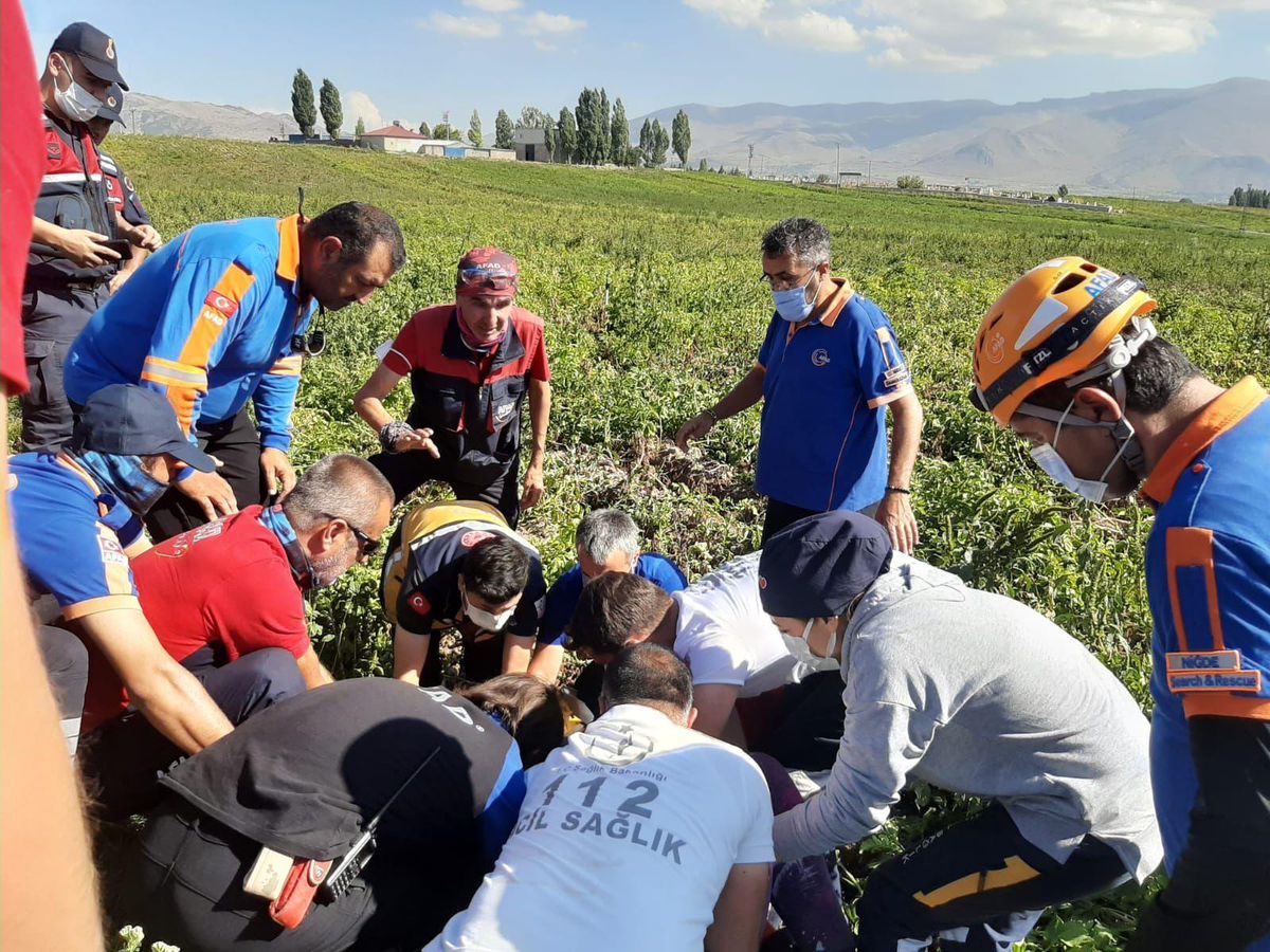 Son dakika haberi | Niğde\'de patates tarlasına düşen paraşütçü hastaneye kaldırıldı