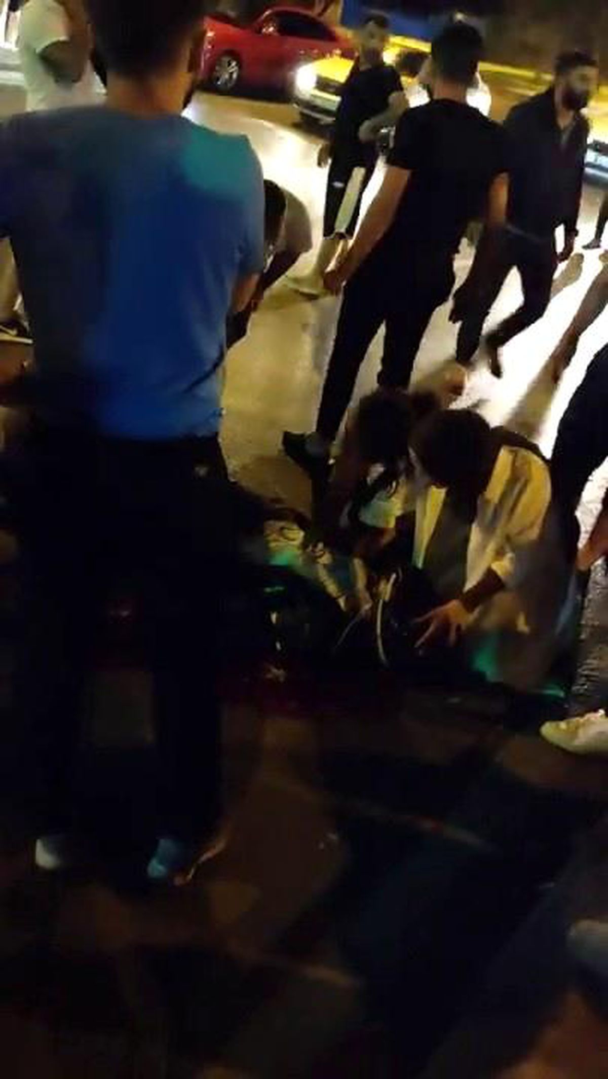 Pendik\'te yerde yatan yaralıya kalp masajı yapıldığı anlar kamerada