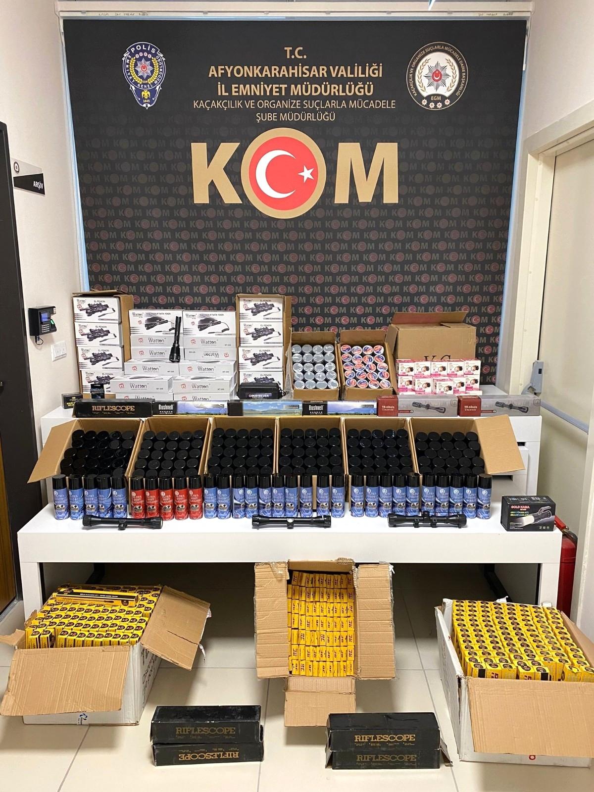 Polis gümrük kaçağı silah malzemeleri ve fener yakaladı