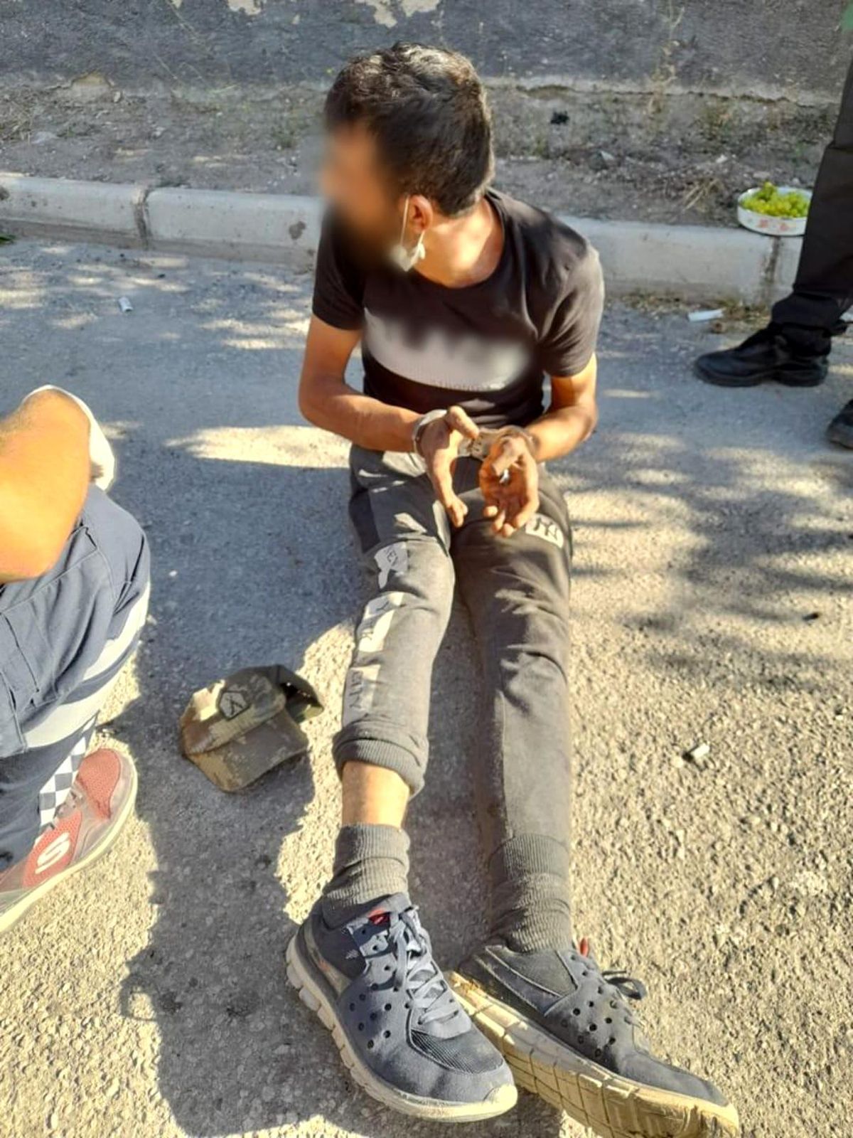 Son dakika: Polise bıçak çekti, bacağından vurularak etkisiz hale getirildi
