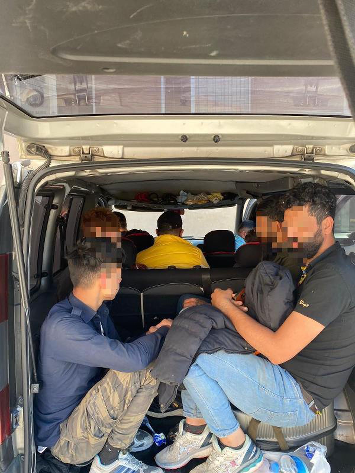 Polisin durdurduğu hafif ticari araçta 8 kaçak göçmen yakalandı