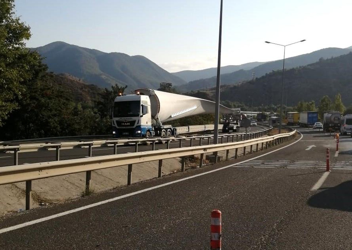 Rüzgar türbin kanadını taşıyan tır sıkışınca trafik felç oldu