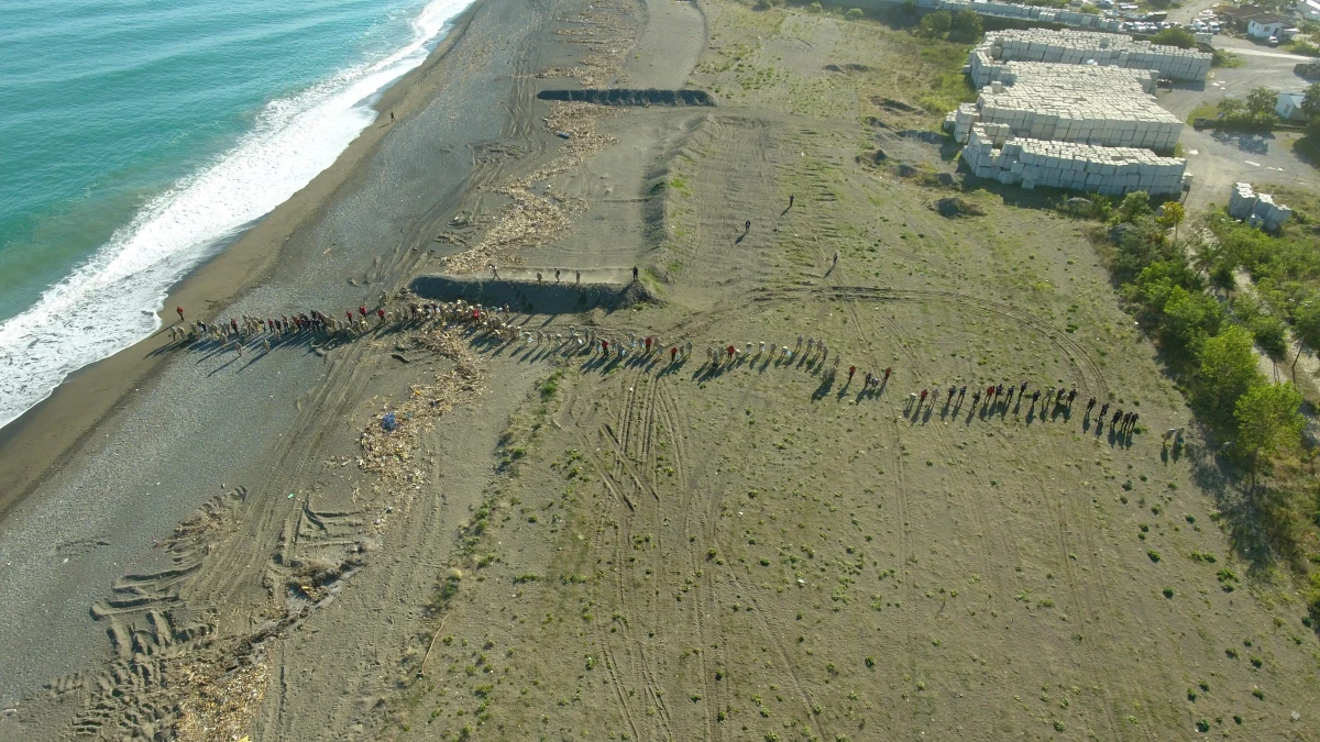 Son dakika: Sel felaketinin yaşandığı Kastamonu\'nun Abana ilçesinde jandarmadan sahil temizliği
