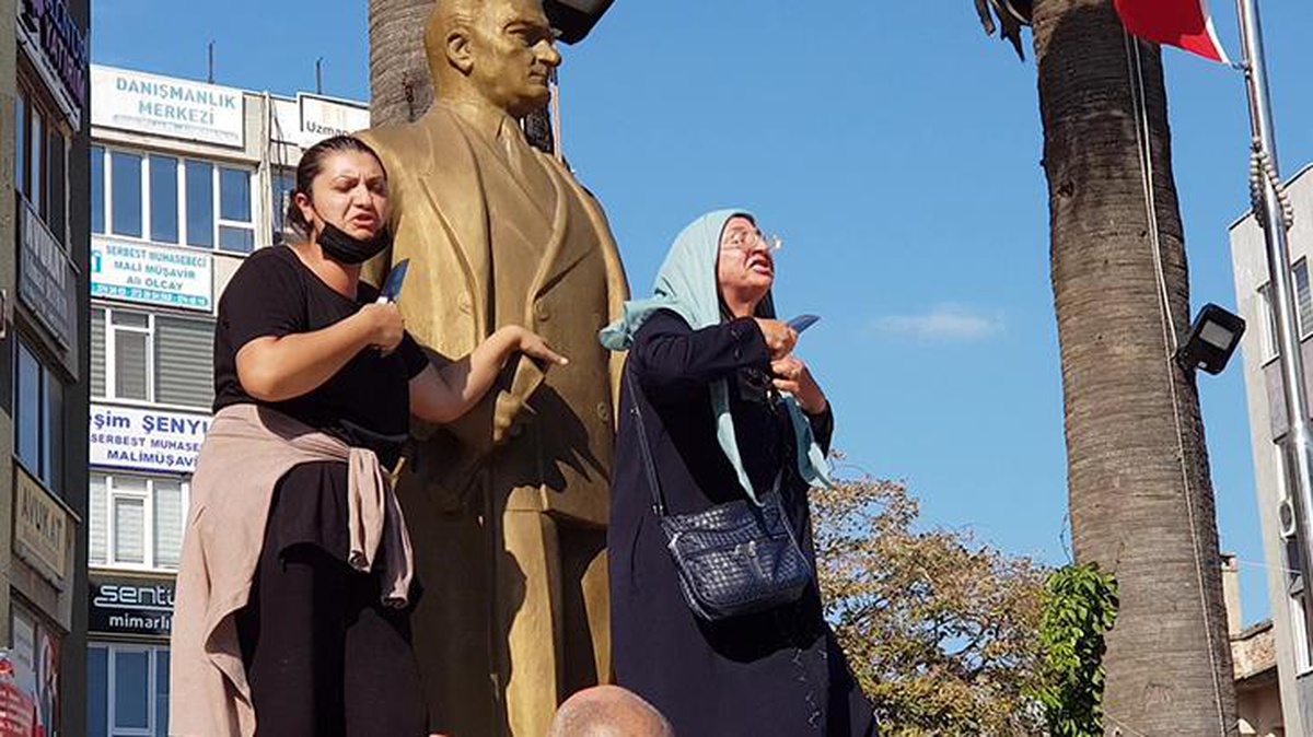 Şiddet mağduru anne ve kadından ilginç eylem! Ekmek bıçaklarını boğazına dayayarak isyan ettiler