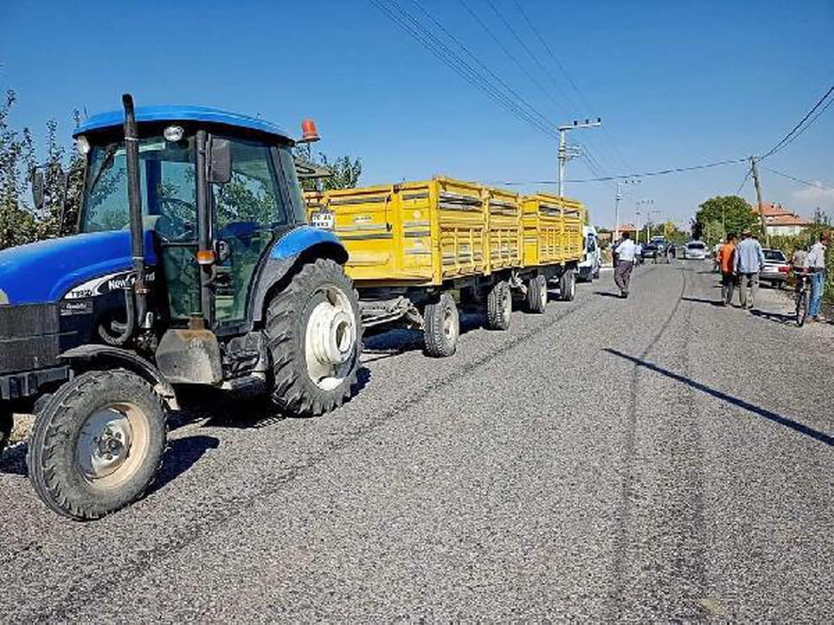 Sollamak istediği traktörün altında kalan motosikletli öldü