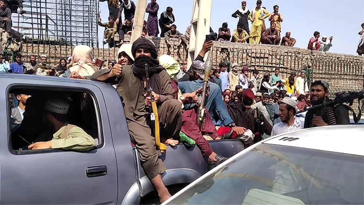 Taliban\'ın Kabil\'i ele geçirmesinden önceki saatlerde neler yaşandı?
