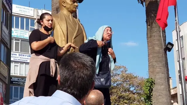 Şiddet mağduru anne ve kadından ilginç eylem! Ekmek bıçaklarını boğazına dayayarak isyan ettiler