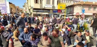 Vezirköprü'de vatandaşlardan kaymakamlık önünde oturma eylemi