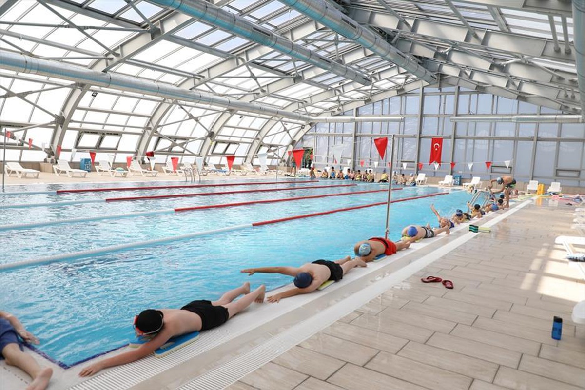 Yüzme havuzunda kış spor okulları kayıtları başladı