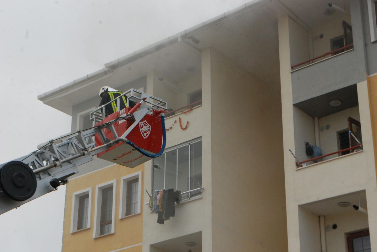Afyonkarahisar\'da 5 katlı apartmanın bodrum katında yangın çıktı