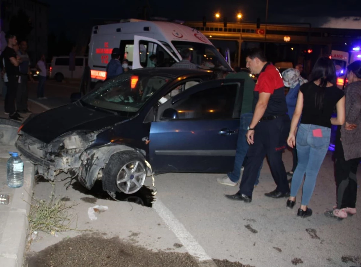 Afyonkarahisar\'da iki otomobil çarpıştı: 5 yaralı