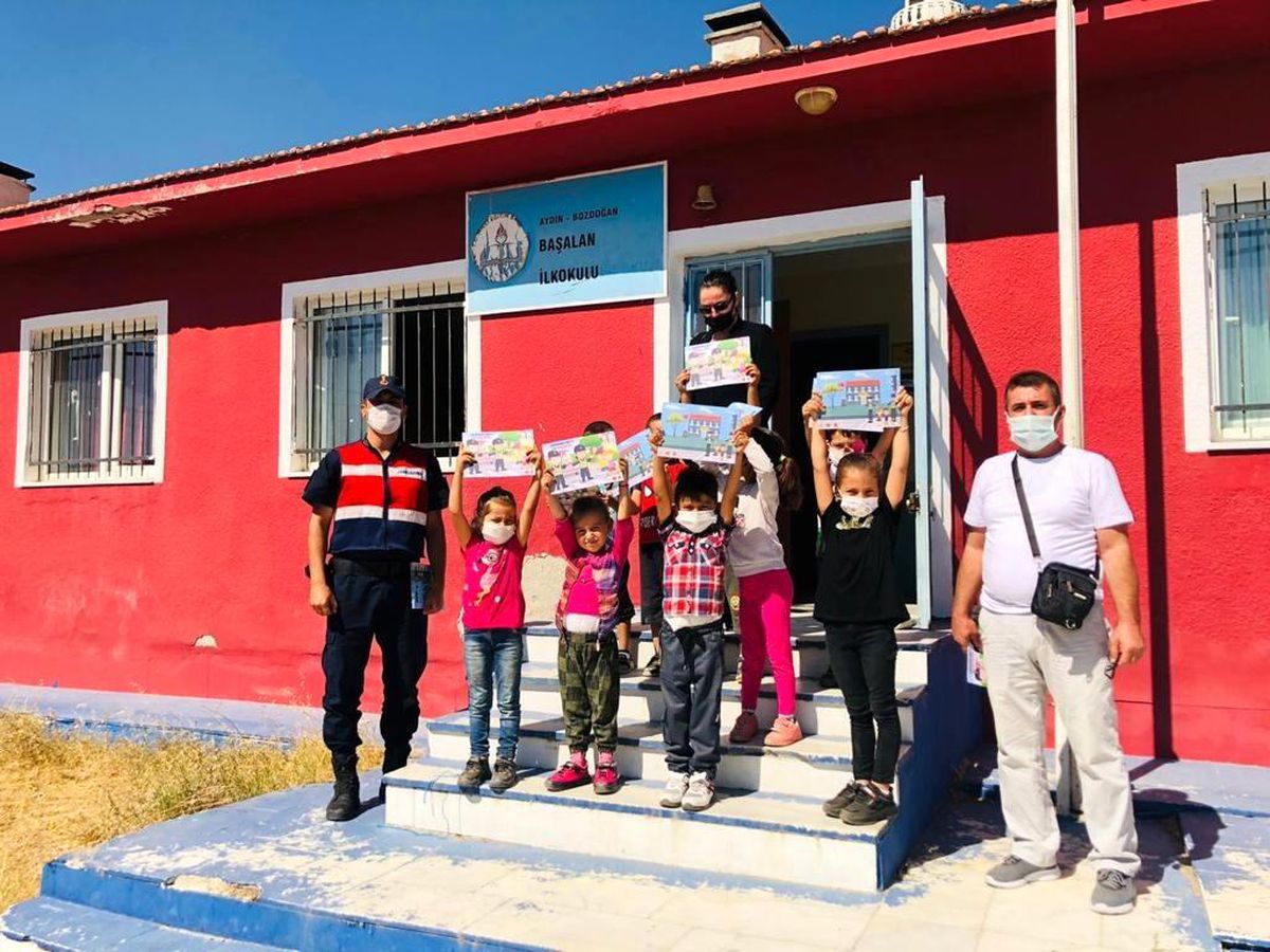 Aydın\'da \'Güvenli Okul, Güvenli Gelecek\' projesi kapsamında jandarma ekipleri denetim yaptı