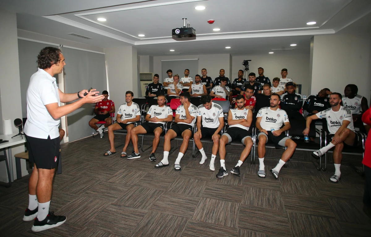 Beşiktaşlı futbolculara değişen oyun kuralları anlatıldı