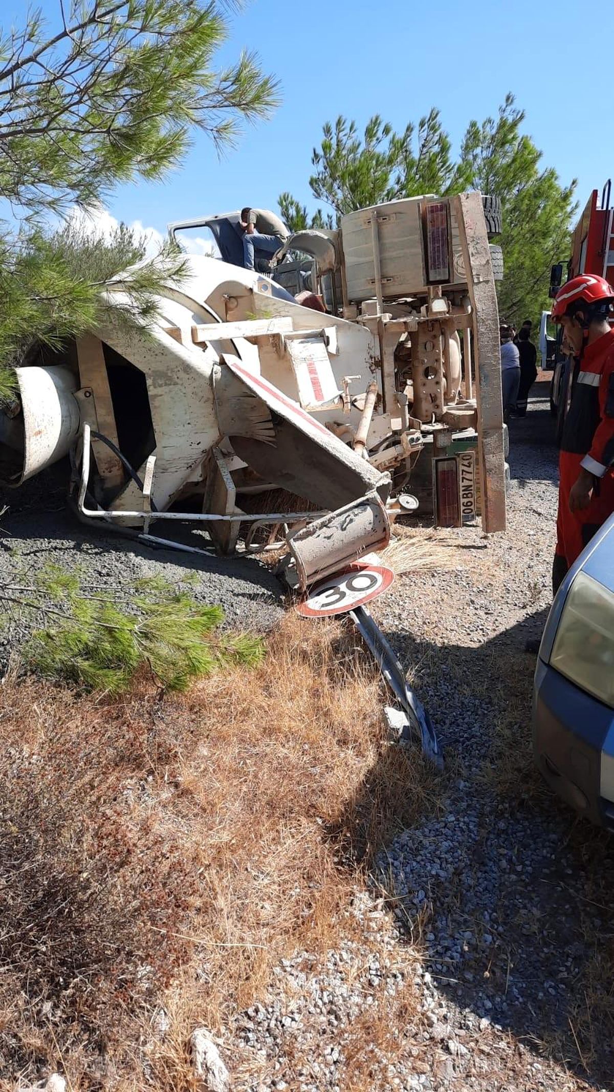 Beton mikseri devrildi: 1 yaralı