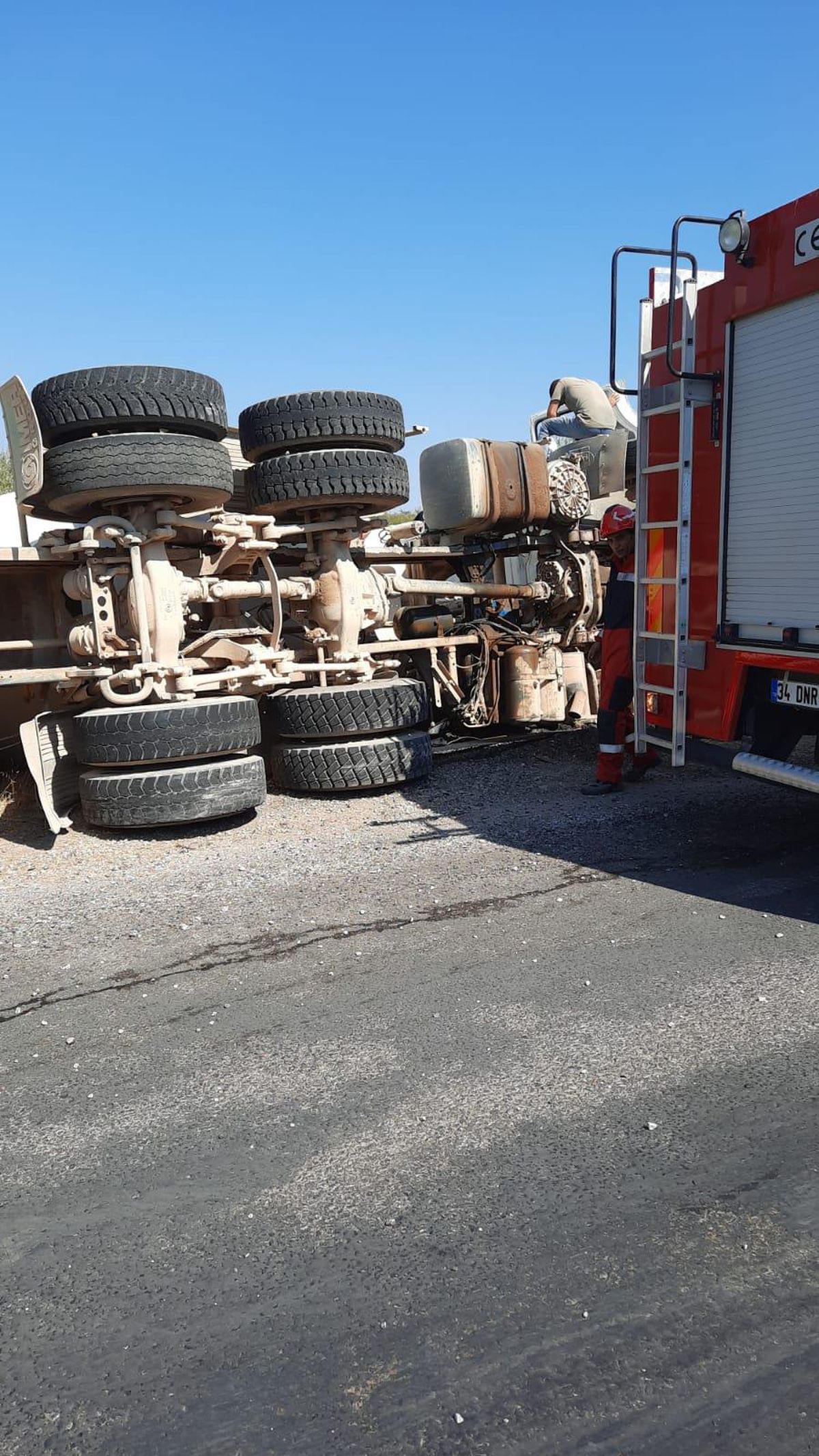 Bodrum\'da devrilen beton mikserinin sürücüsü yaralandı