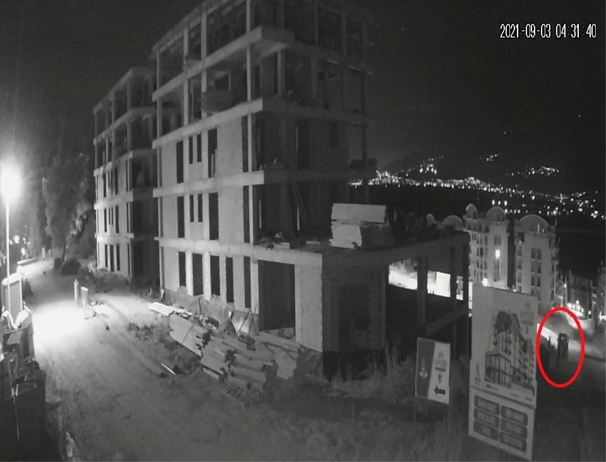 Bursa\'da 20 dakikada 4 inşaatın malzemelerini çaldılar: Hırsızlık anları kamerada
