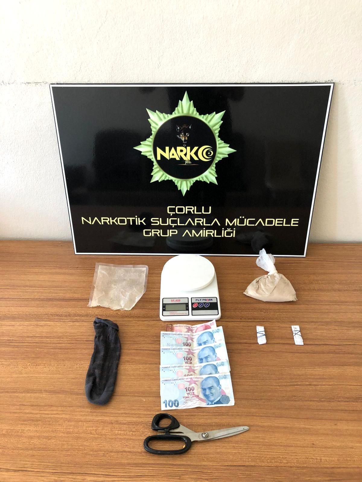 Çoraptan 200 gram eroin çıktı