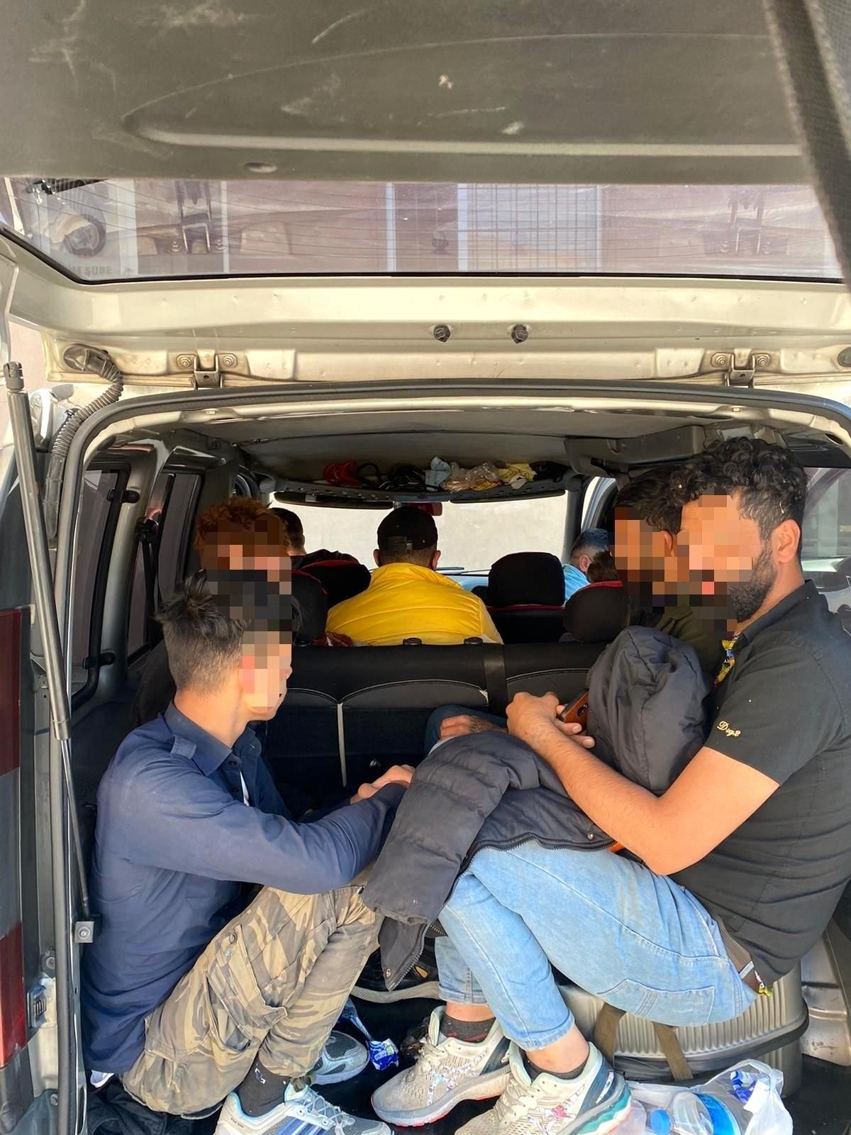 Durdurulan araçtan 8 düzensiz göçmen çıktı