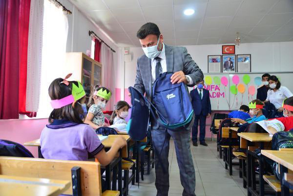 Esenler Belediyesi\'nden afet bölgelerine kırtasiye yardımı