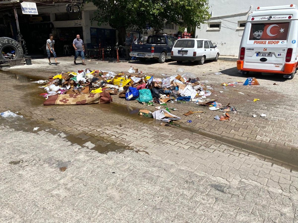 Finike\'de geri dönüşüm aracında çıkan yangın korkuya sebep oldu
