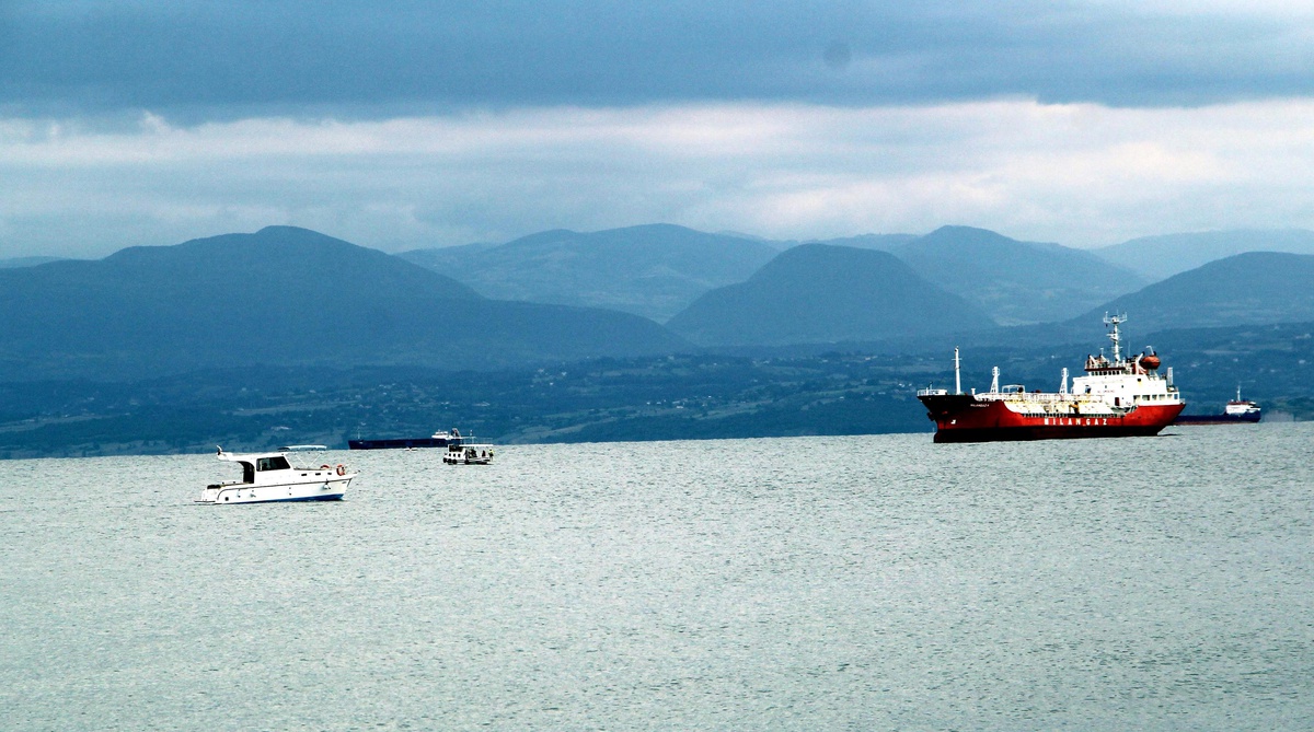 Fırtına uyarısı üzerine yük gemileri Sinop\'un doğal limanına demirledi
