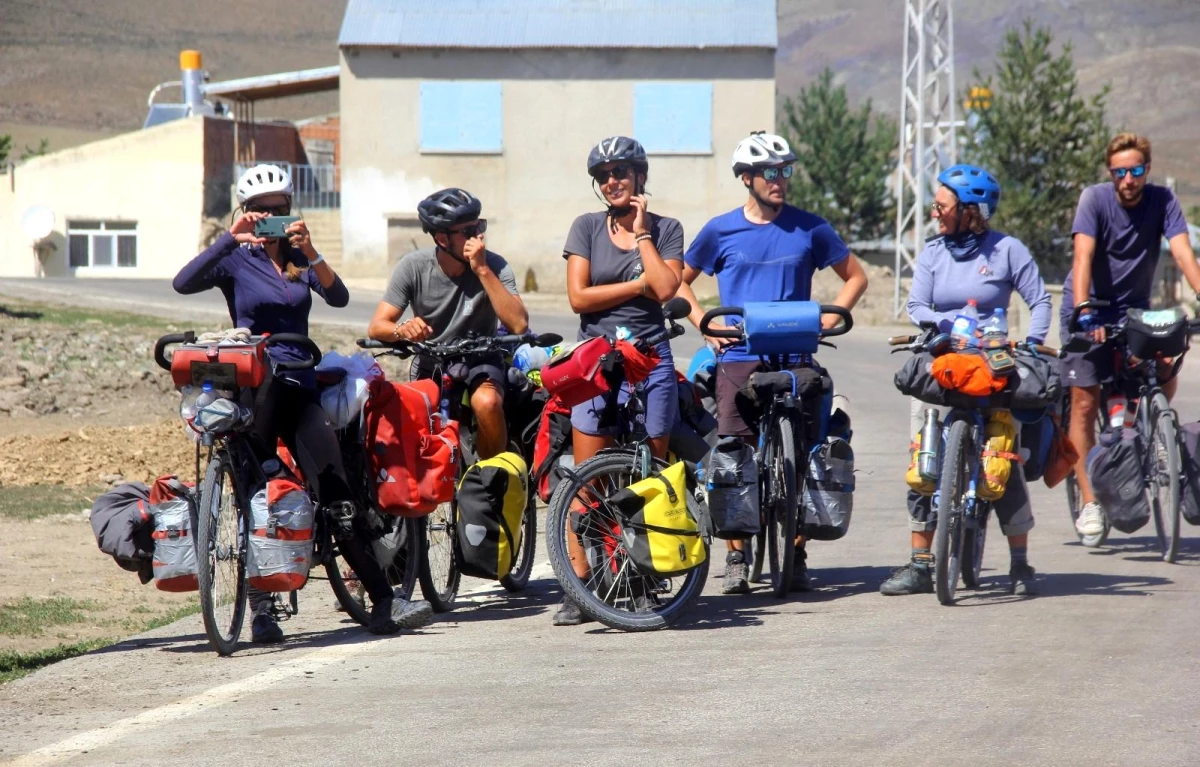 Fransız 6 arkadaş, bisikletlerle çıktıkları dünya turunda 10 bin kilometre pedal çevirip Bayburt\'a geldiler