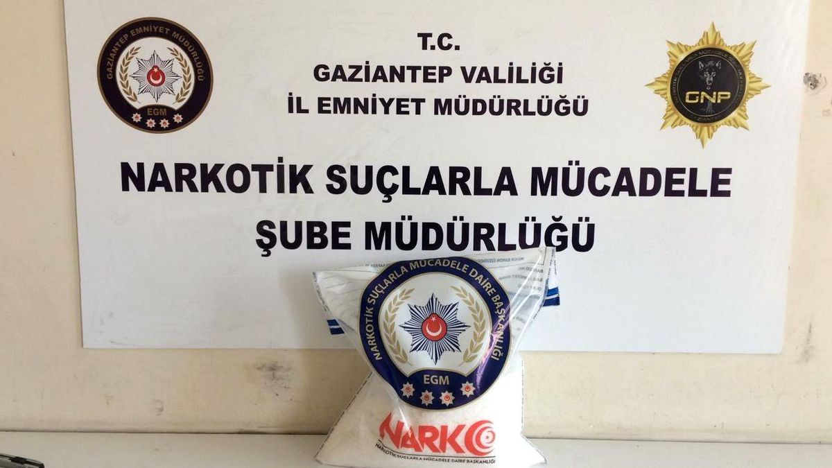 Gaziantep\'te 8 kilo metamfetamin ele geçirildi: 2 gözaltı