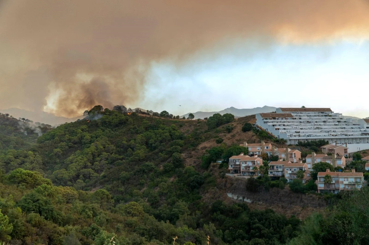 İspanya\'da tatil beldesinde yangın: Yaklaşık 500 kişi tahliye edildi