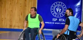 Isparta'da İl Müdürü farkındalık için tekerlekli sandalye takımıyla maç yaptı