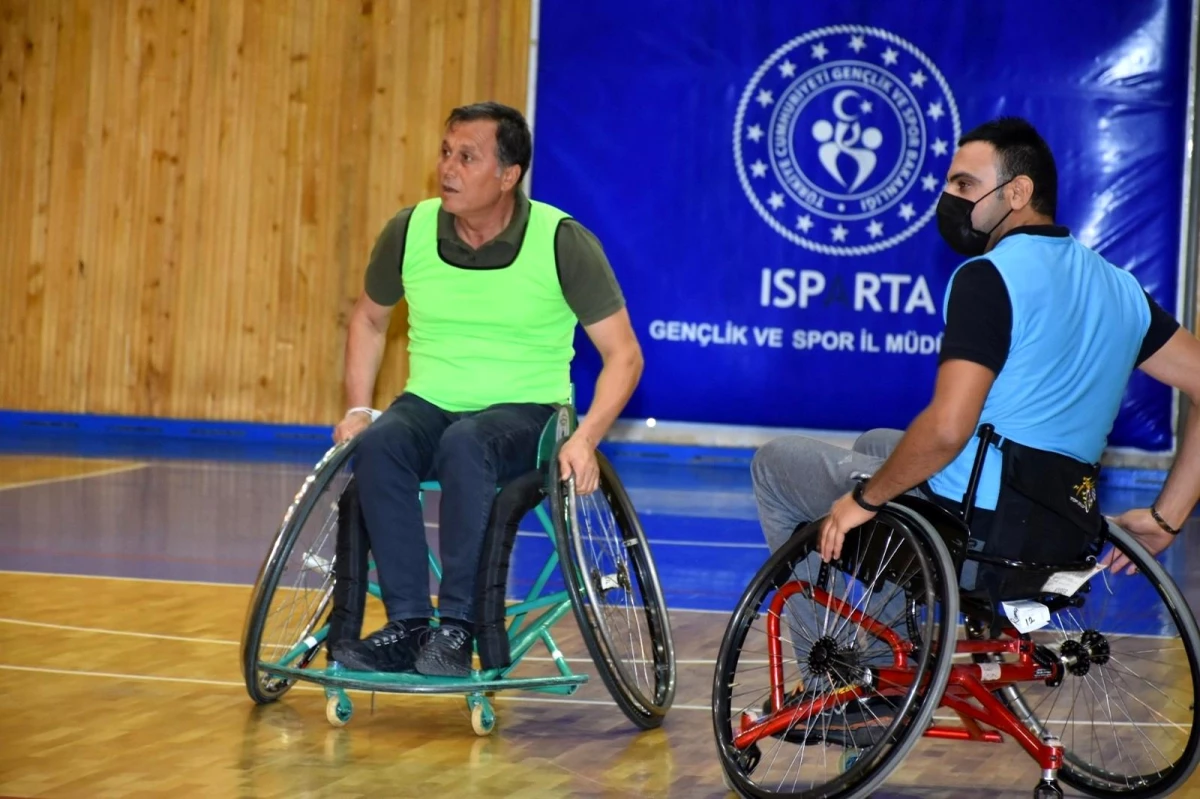 Isparta\'da İl Müdürü farkındalık için tekerlekli sandalye takımıyla maç yaptı