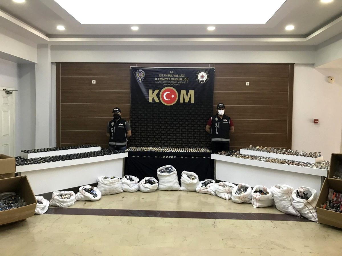 İstanbul\'da gümrük kaçağı binlerce saat ele geçirildi