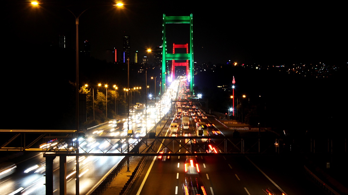 İstanbul\'un iki köprüsü Tacikistan bayrağının renkleriyle aydınlatıldı