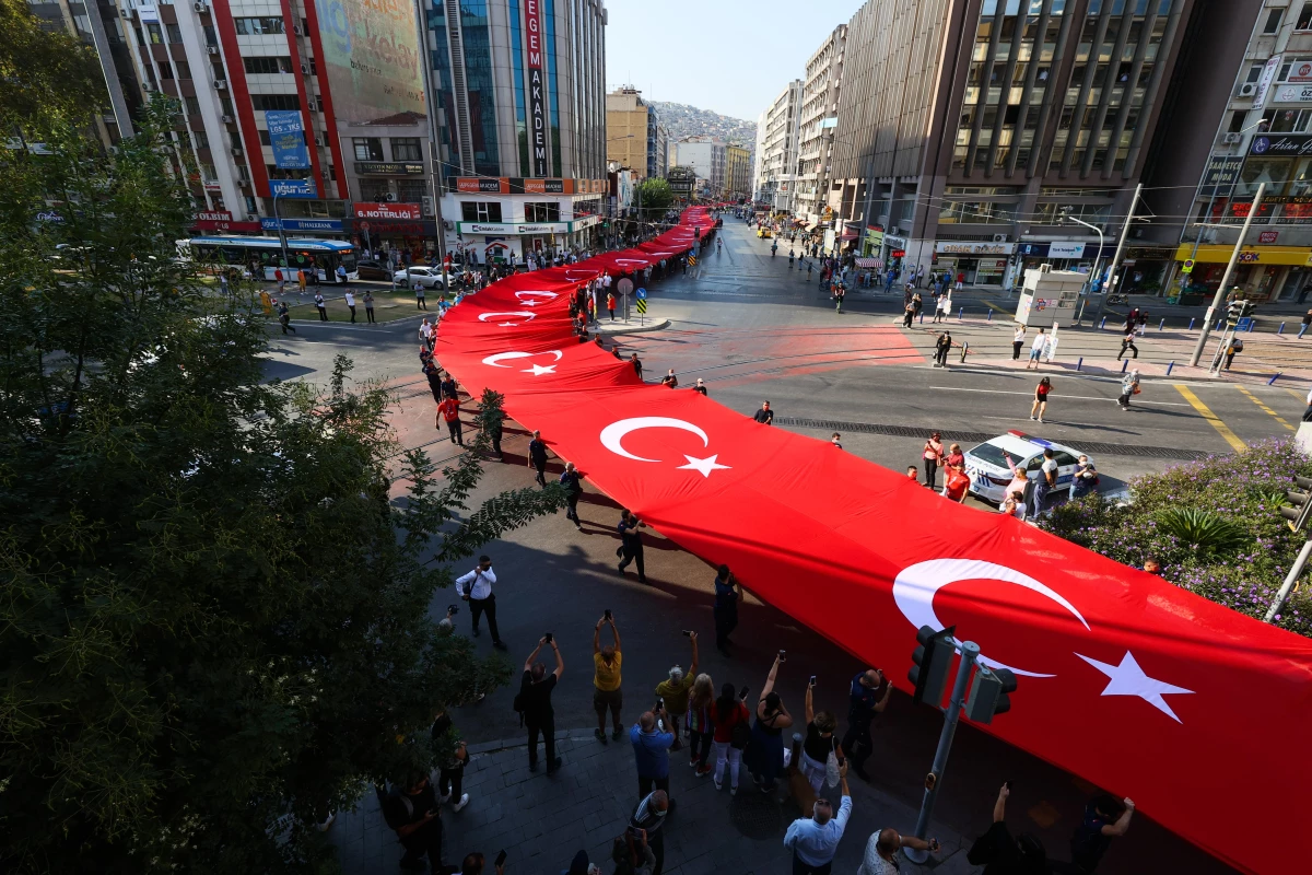 İzmir\'in düşman işgalinden kurtuluşunun 99. yıl dönümü kutlamaları bayrak yürüyüşüyle başladı