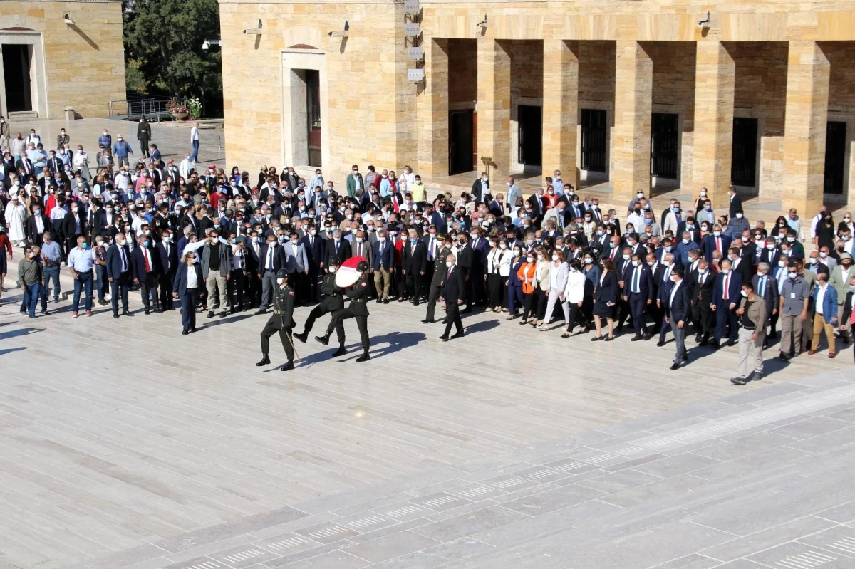 Kılıçdaroğlu, CHP\'nin 98\'inci yıldönümü dolayısıyla Anıtkabir\'i ziyaret etti