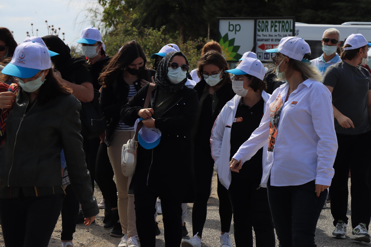 Kırklareli\'nde sağlık çalışanları doğa yürüyüşü ile hareketli yaşama dikkat çekti