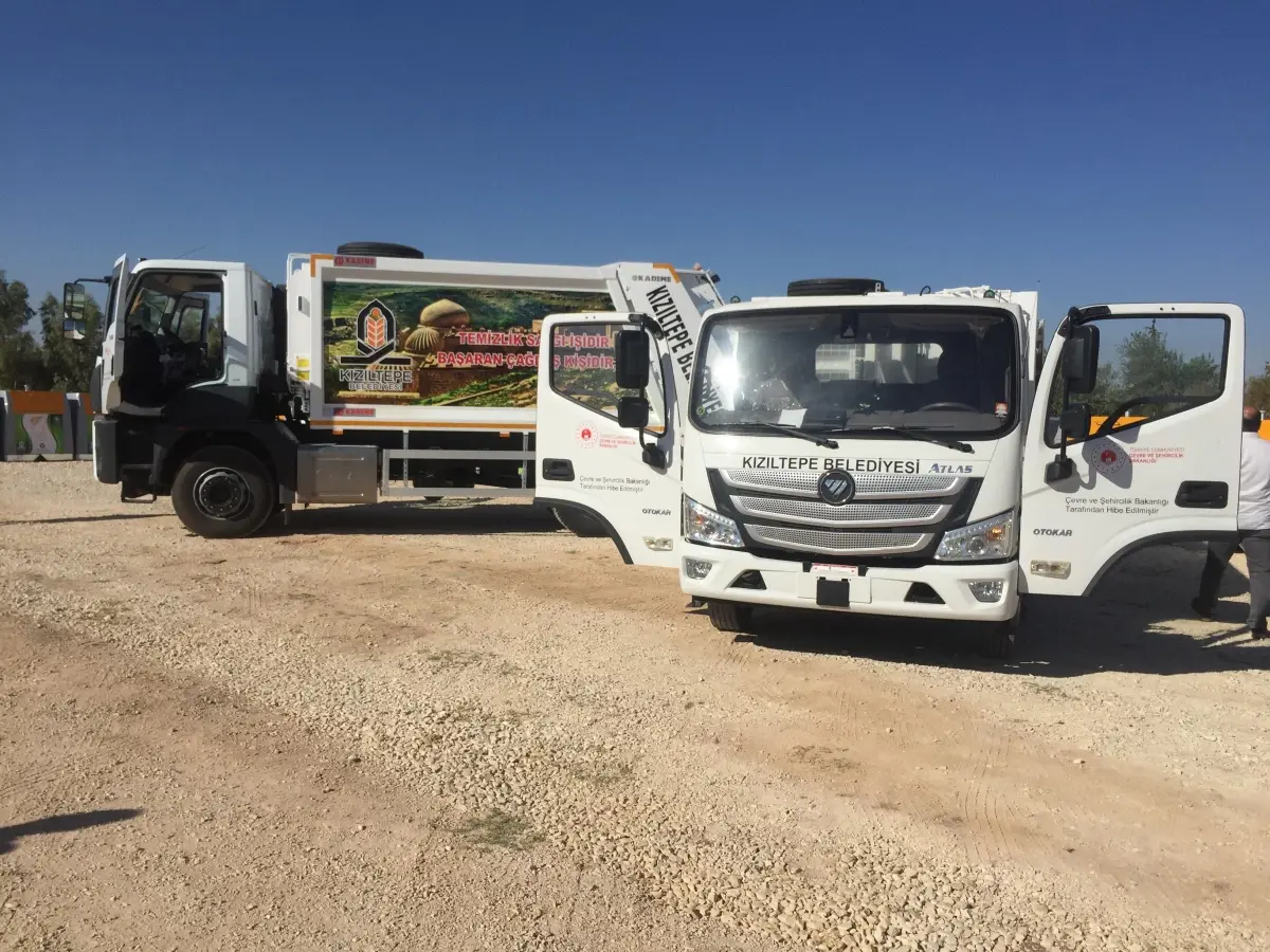 Kızıltepe Belediyesine hibe edilen çöp sıkıştırma araçları ve çöp konteynerleri teslim edildi