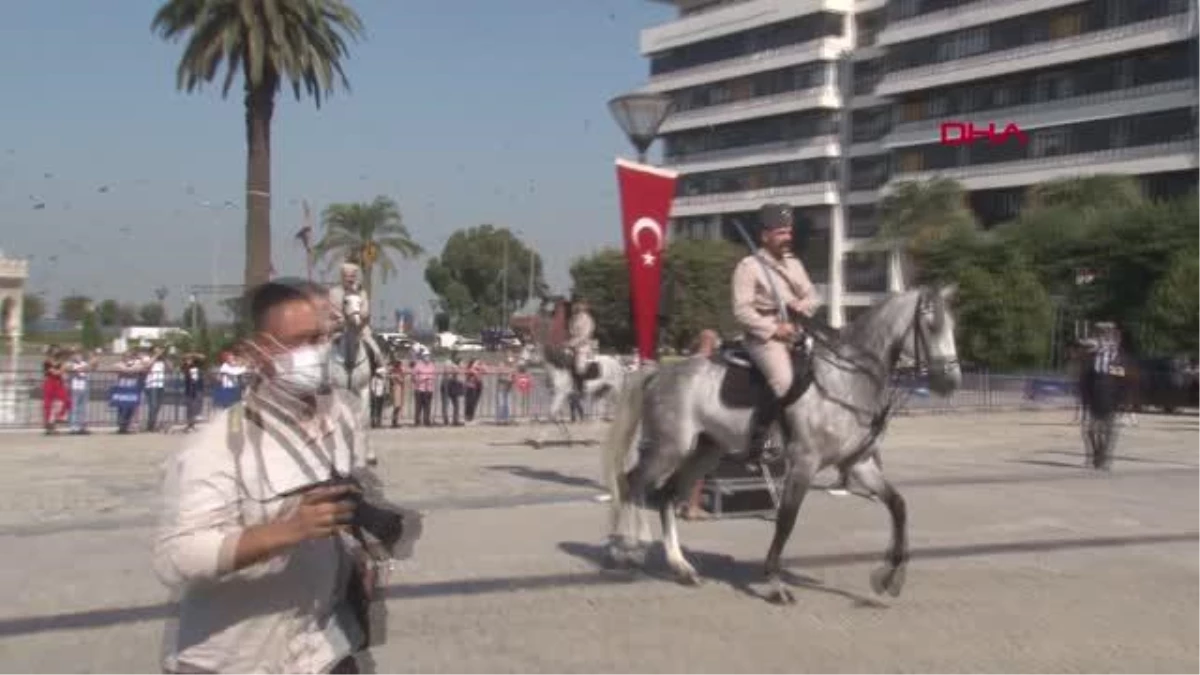 KURTULUŞ YIL DÖNÜMÜNDE, SÜVARİ BİRLİĞİNİN KENTE GİRİP BAYRAK ÇEKMESİ CANLANDIRILDI