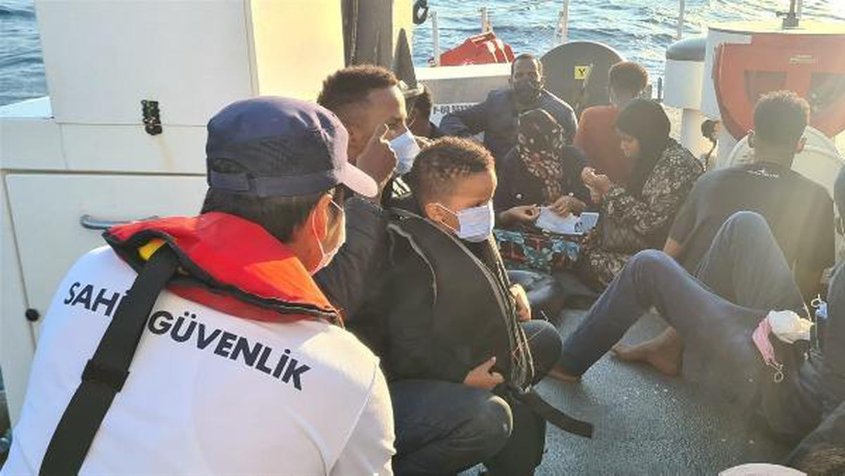 Lastik botları sürüklenen 30 göçmen kurtarıldı