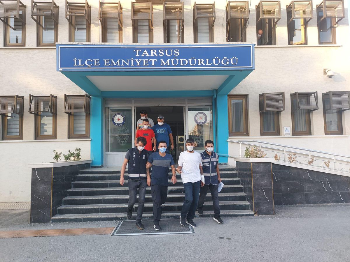Mersin\'de bir kişinin bıçakla yaralanması olayıyla ilgili yakalanan 3 zanlı tutuklandı