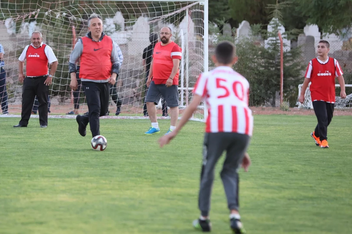 Nevşehir Belediye Başkanı, Sevgi Evleri\'nde kalan çocuklarla futbol maçı oynadı